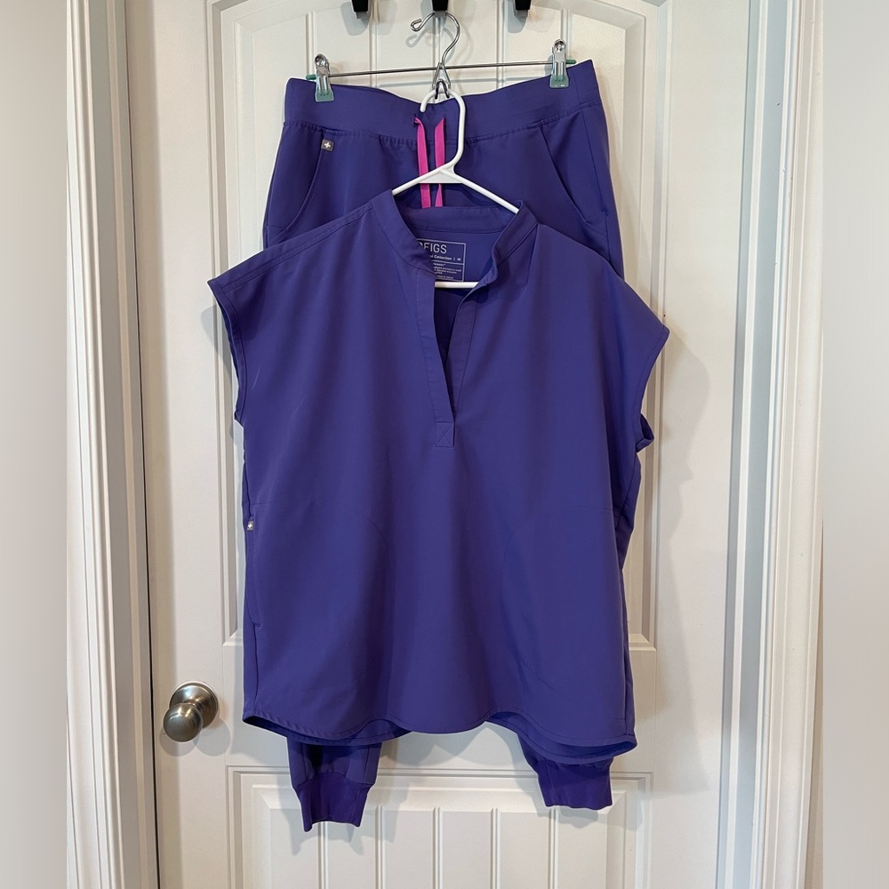 Figs Set - medium regular jogger and medium Rafaela top